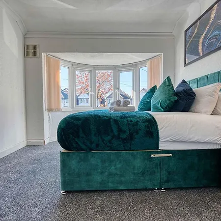 Xclusive Living Close To Nec, Free Wifi, Netflix, Parking, Sleeps 5, 3 Bedroom House, Ideal For Families, Contractors & Corporates On Benedon Road *